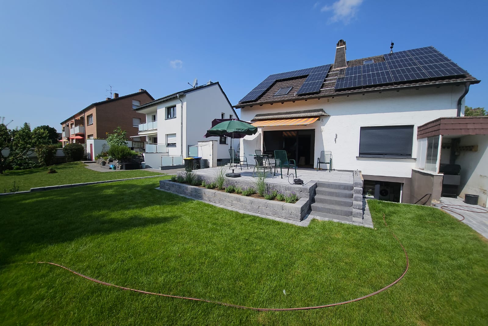 Komplette Außenanlage mit Zufahrt und Bepflanzung