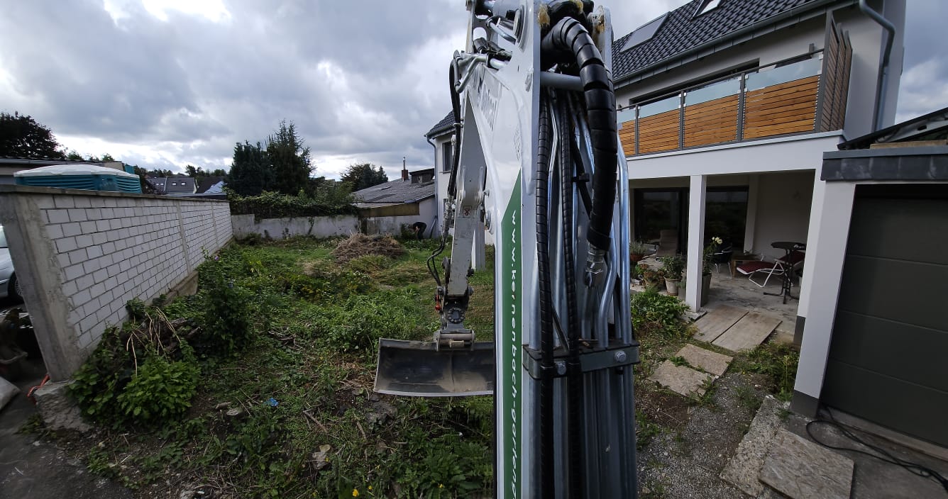 Erdarbeiten und Baggereinsatz für Gartengestaltung in Grafschaft