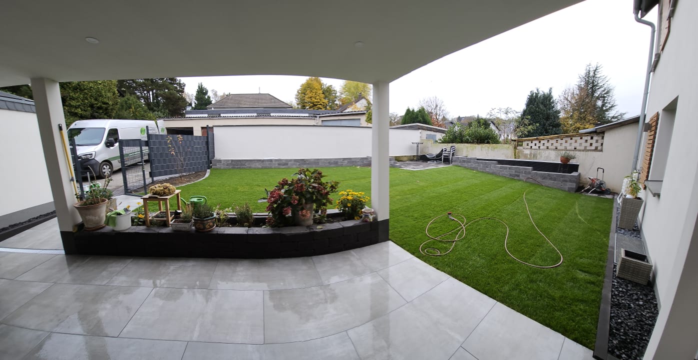 Feinsteinkeramik-Terrasse mit Rollrasen in Wachtberg