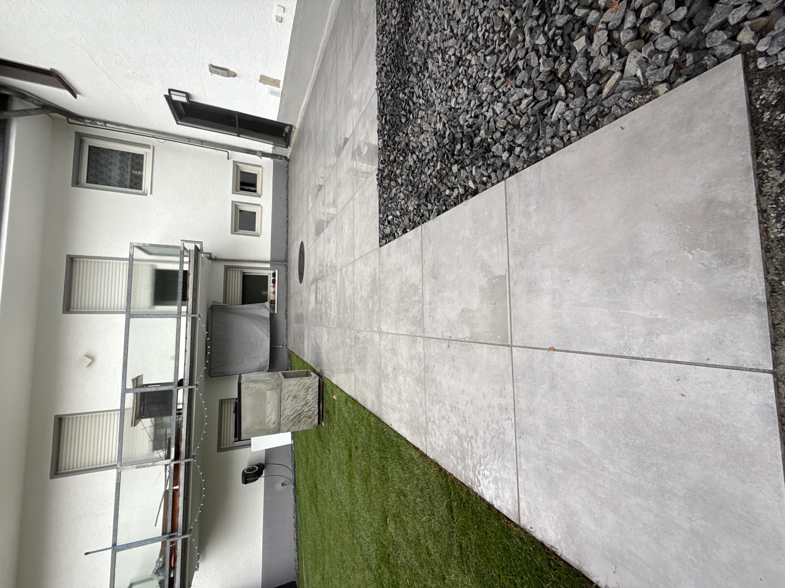 Feinsteinkeramik-Terrasse verlegt