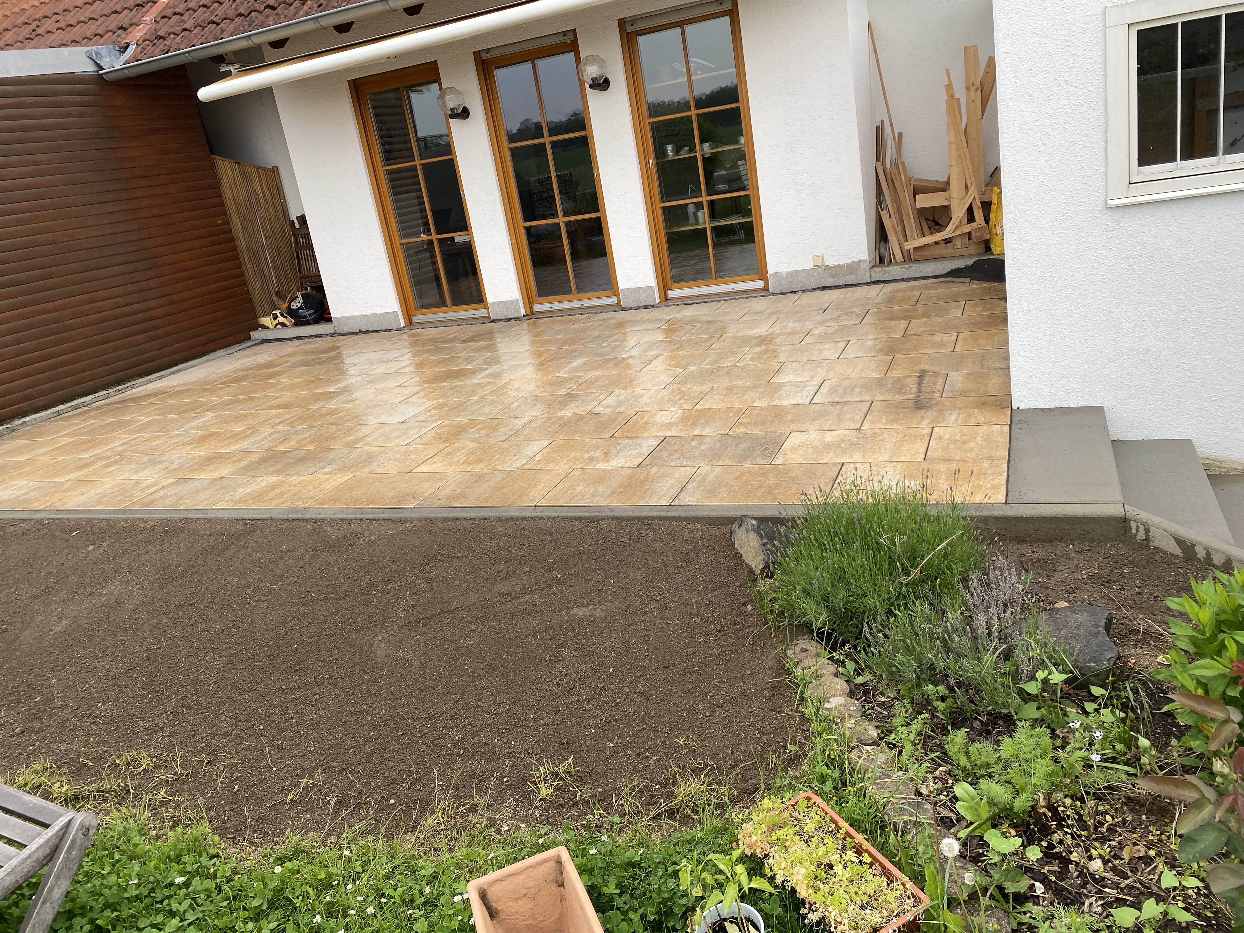 Naturstein-Terrasse und Gartengestaltung mit Hangbefestigung