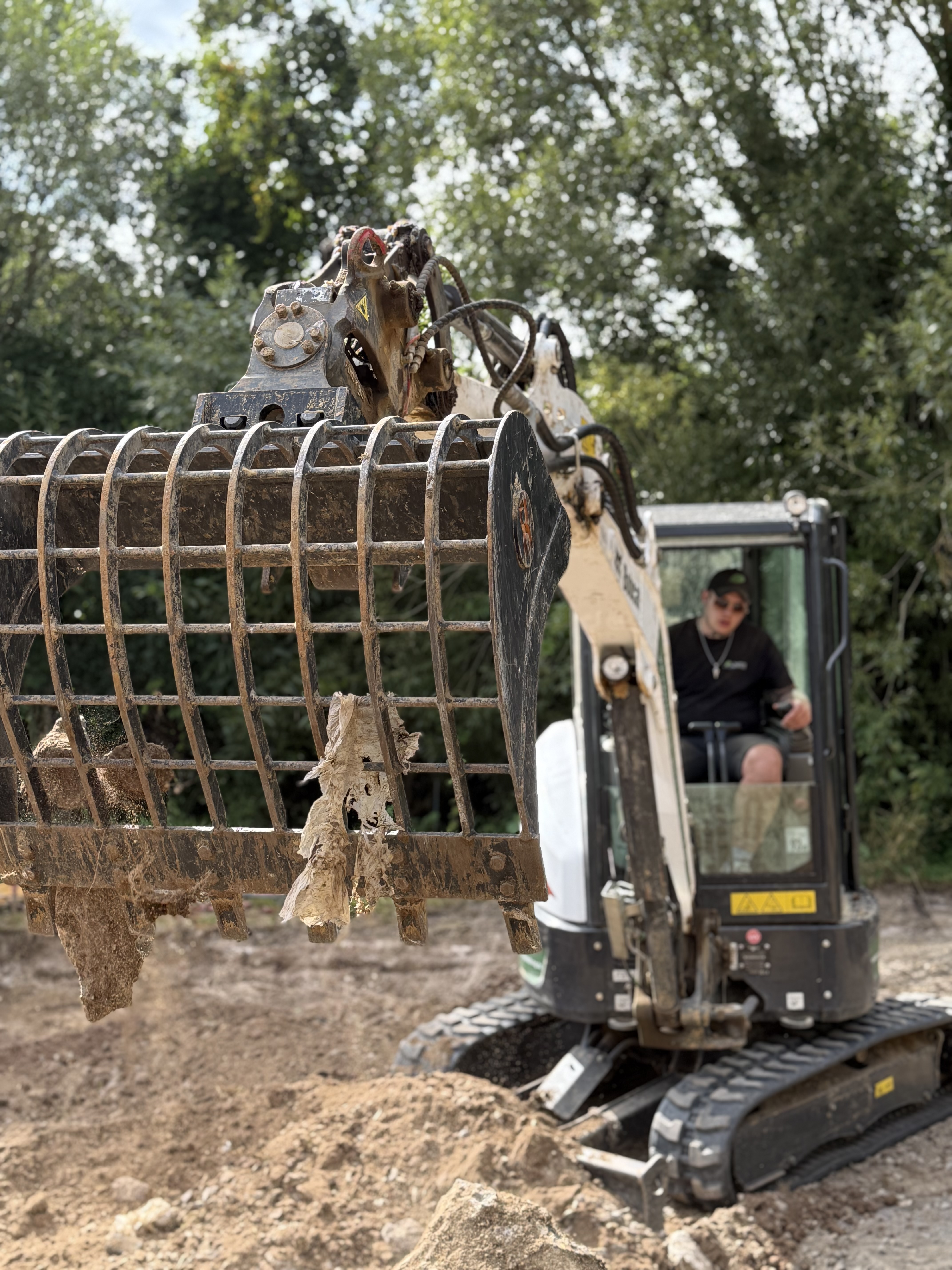 Heckenpflanzung und Natursteinmauer als Grundstückseinfriedung