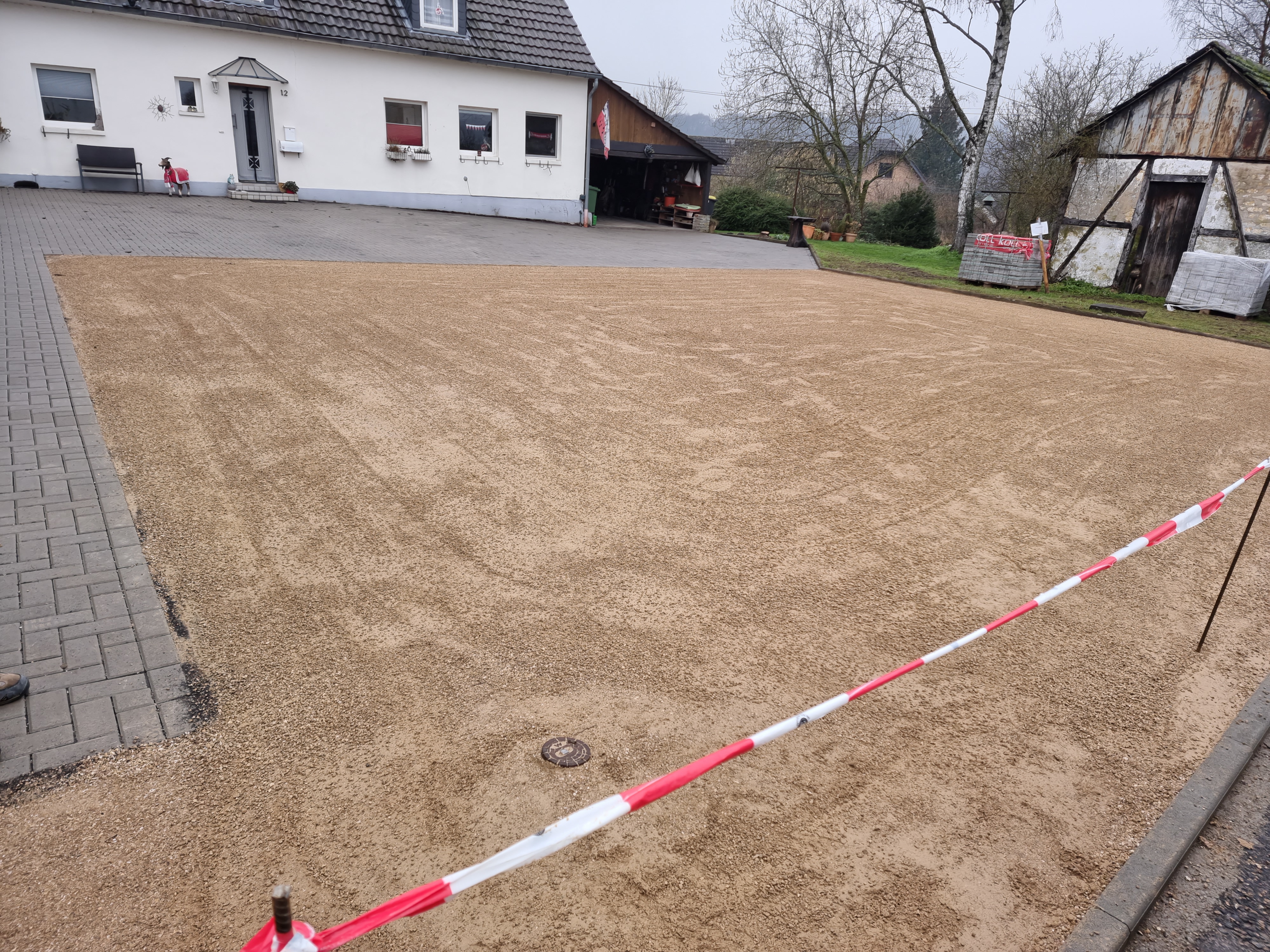 Wassergebundene Neuanlage Hofeinfahrt mit Pflasterrand