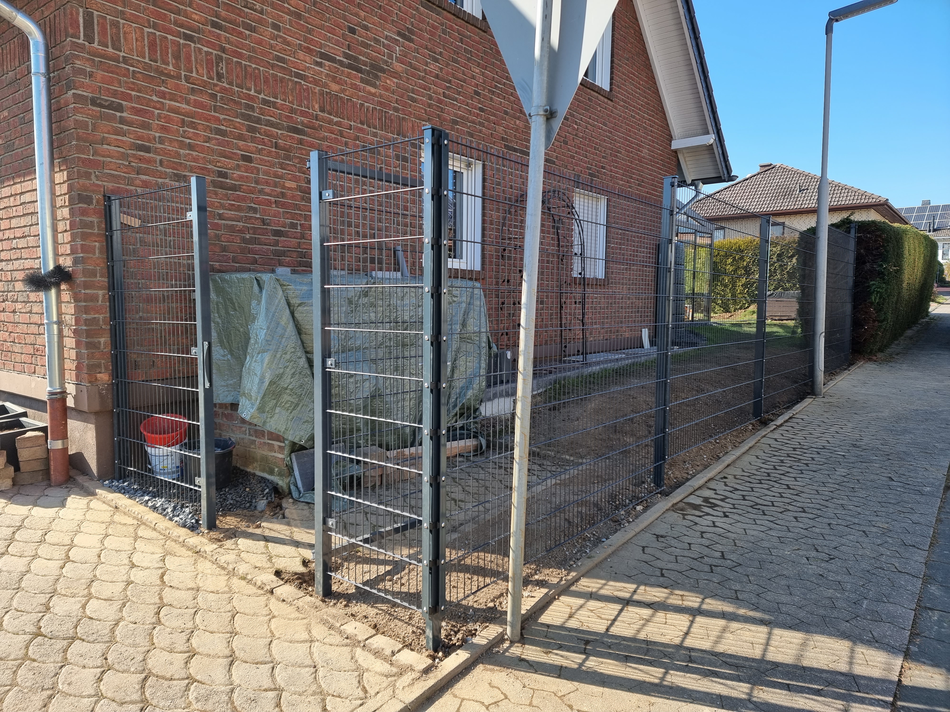 Zaunbau Projekt mit Doppelstabmattenzaun