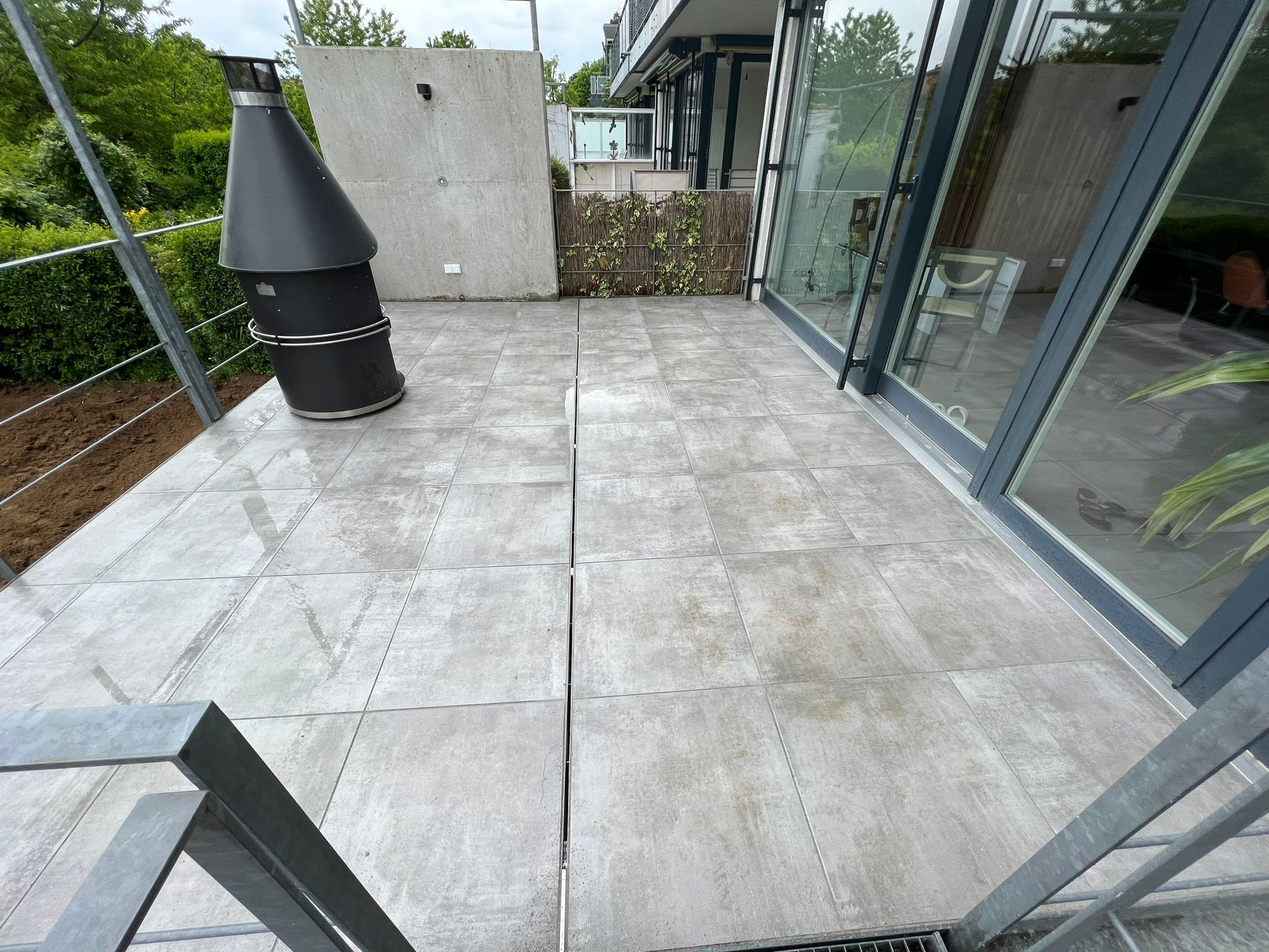 Feinsteinkeramik-Terrasse mit Gartenanlage