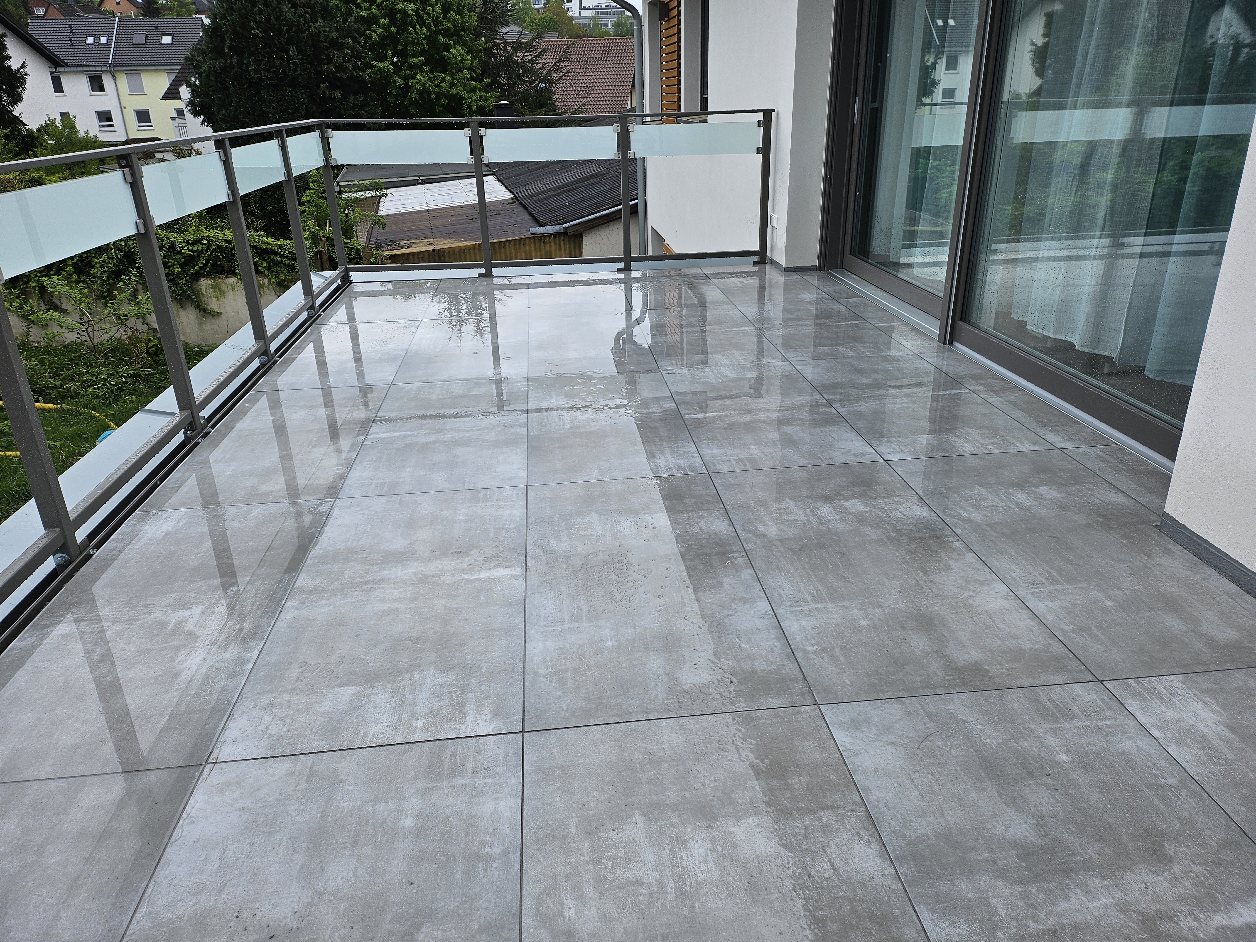 Fertige Feinsteinkeramik-Terrasse