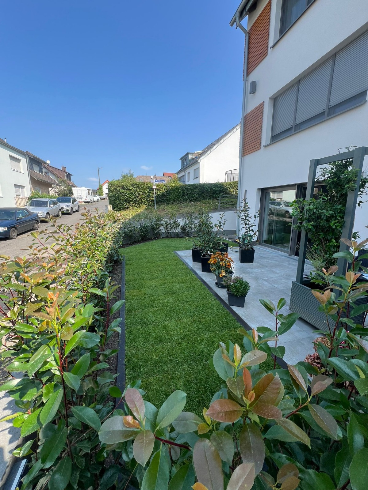 Neuangelegter Garten mit Rollrasen, Pflanzbeeten und Terrasse